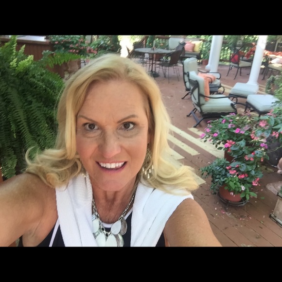 Meet your Posher, Ladawn - Picture 1 of 1